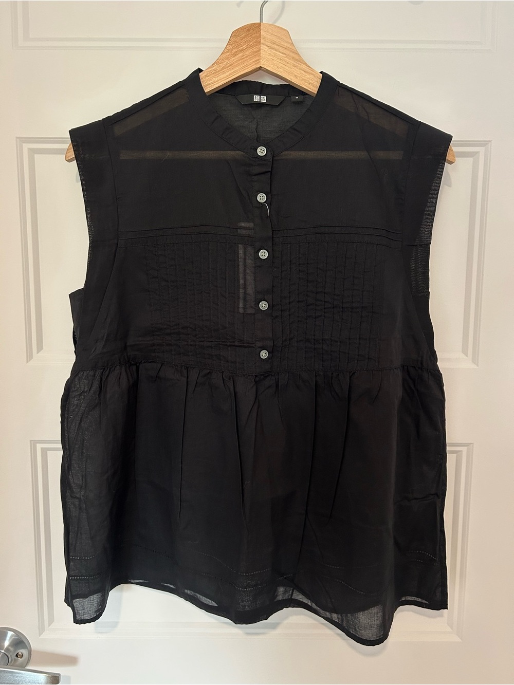 UNIQLO BLACK SLEEVELESS BLOUSE SIZE M